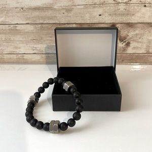 Men’s modern bracelet with metal and beads. Elastic fit.